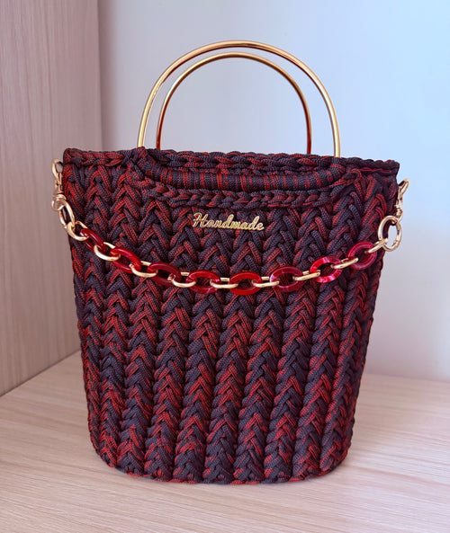 Torebka handmade „Ruby Noir” – czarno-czerwona z ozdobnym łańcuszkiem