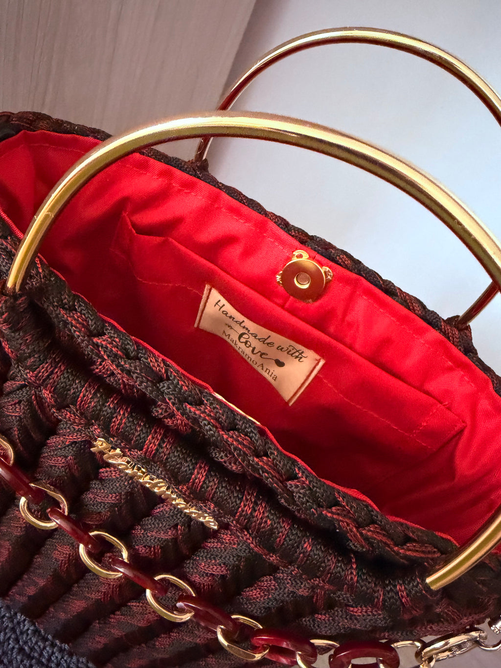 Torebka handmade „Ruby Noir” – czarno-czerwona z ozdobnym łańcuszkiem