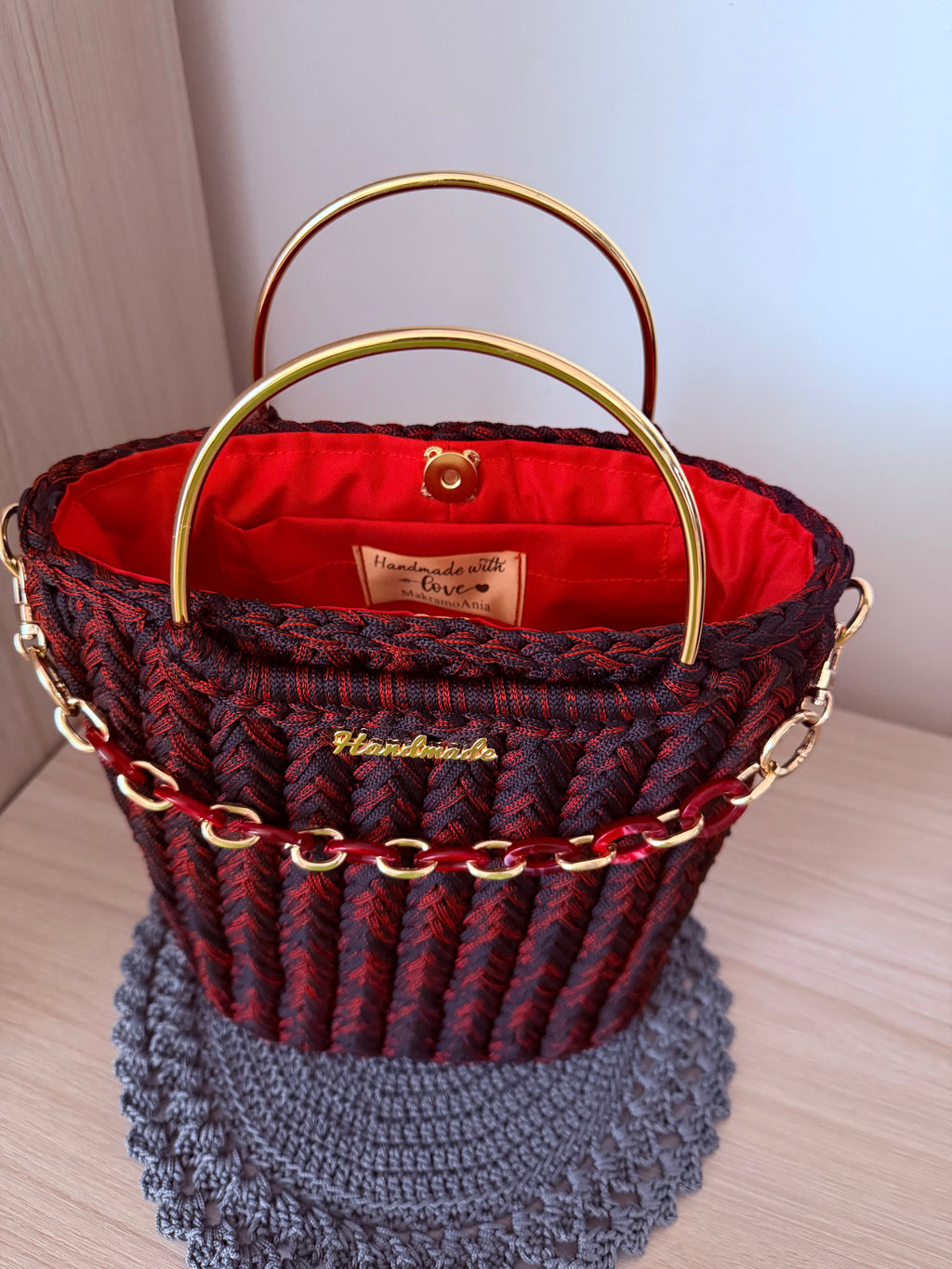 Torebka handmade „Ruby Noir” – czarno-czerwona z ozdobnym łańcuszkiem