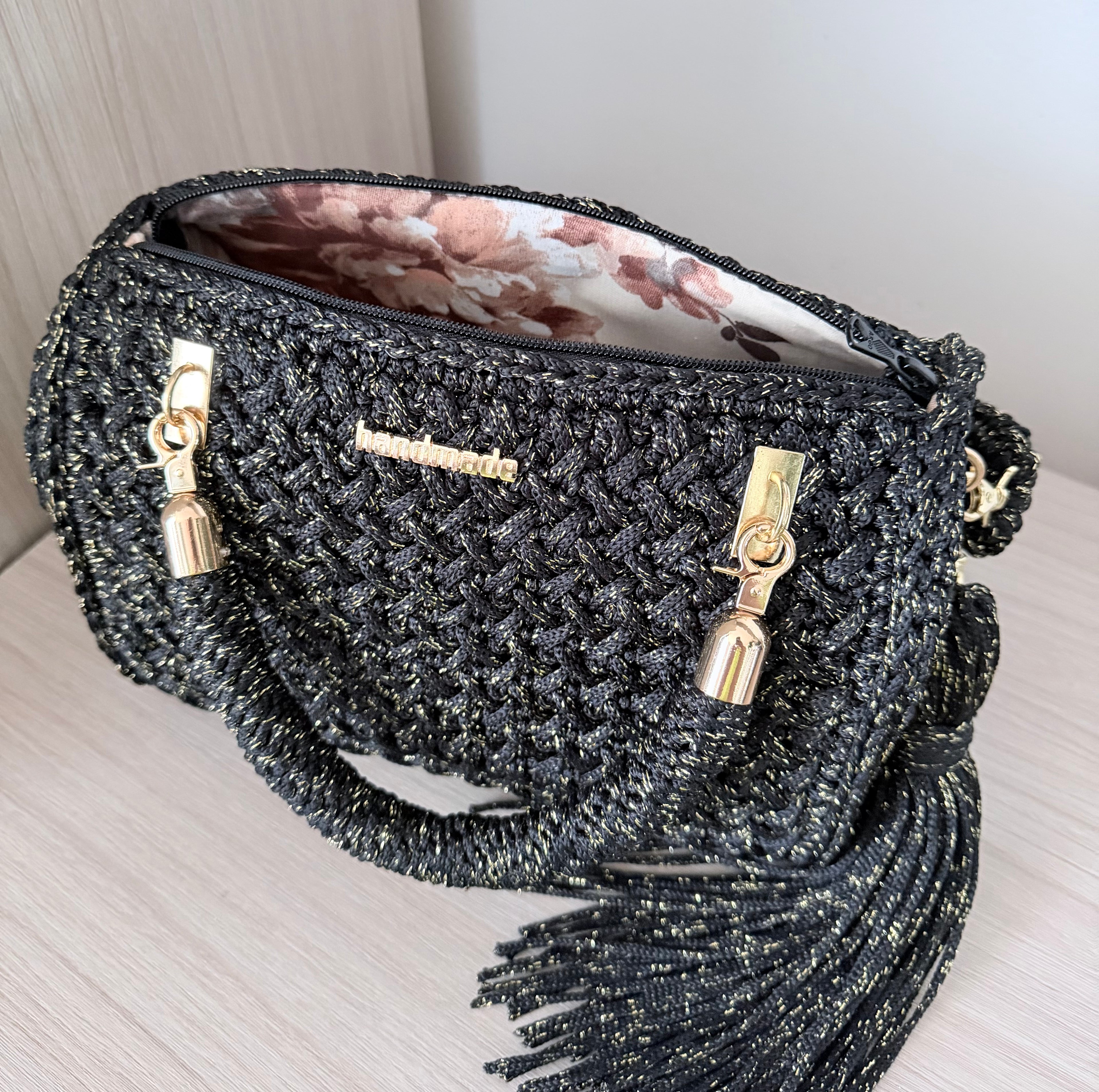 Torebka handmade „Golden Noir” – elegancki kuferek z chwostem