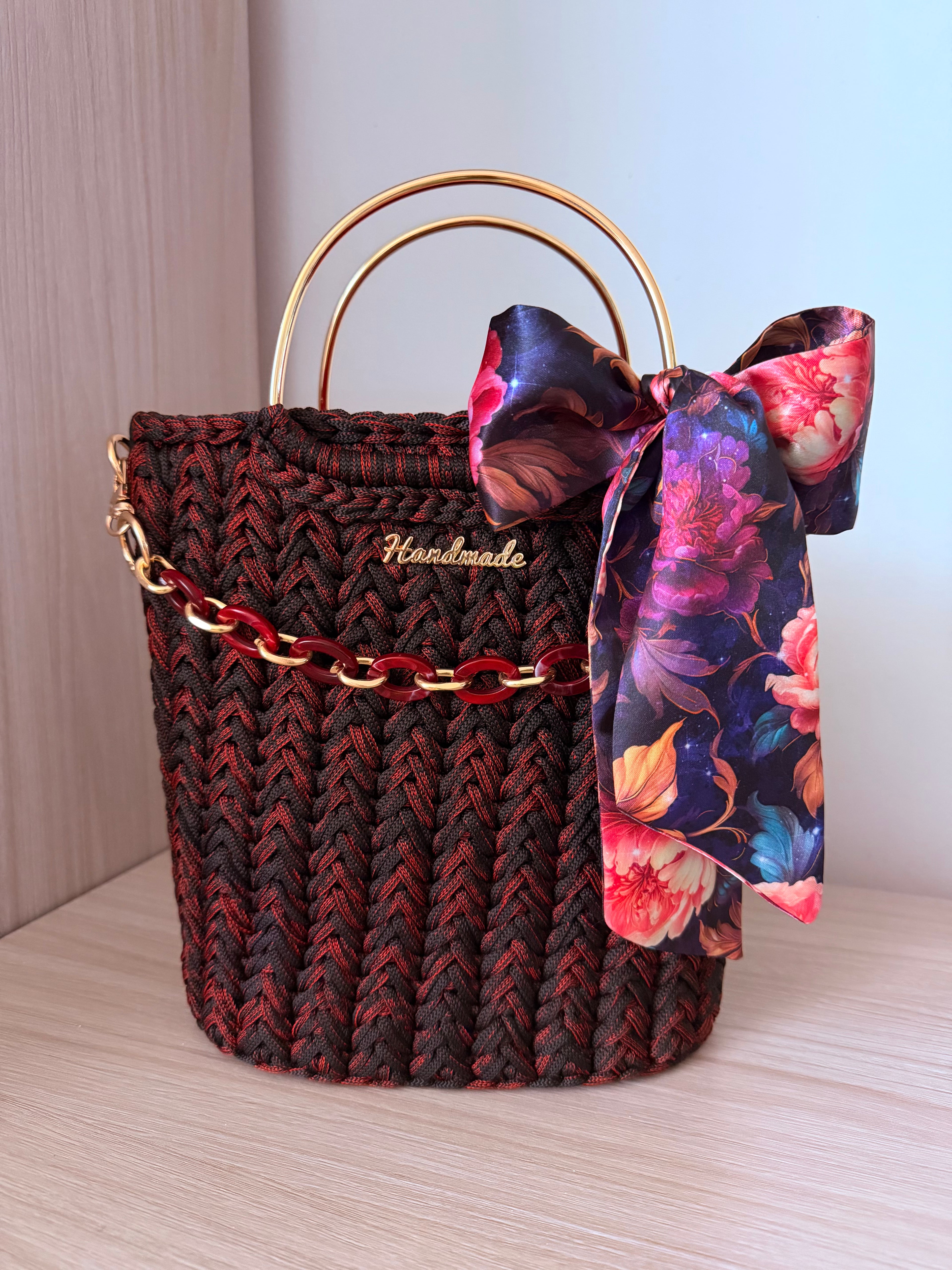 Torebka handmade „Ruby Noir” – czarno-czerwona z ozdobnym łańcuszkiem